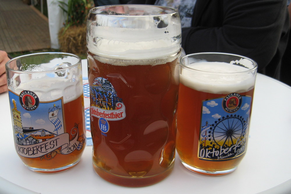 Der Ausschank erfolgte in original Oktoberfestkrügen