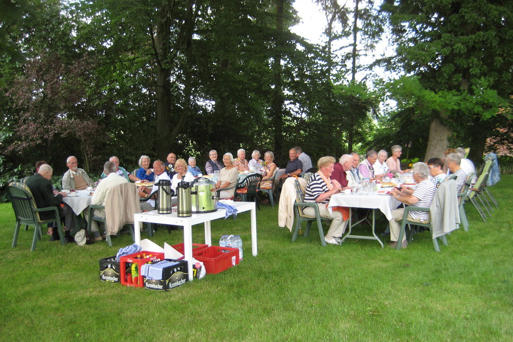 Seniortennachmittag im Garten von Familie Bartels