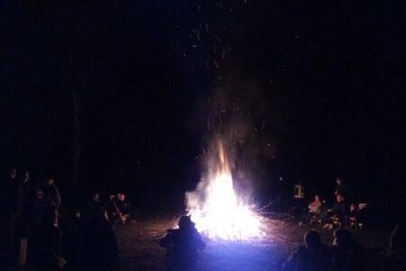 Am späten Abend waren die Holzstühle am Feuer angesichts der zunehmenden Kälte sehr begehrt