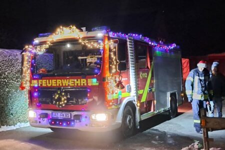 Weihnachtlich geschmücktes Feuerwehrauto