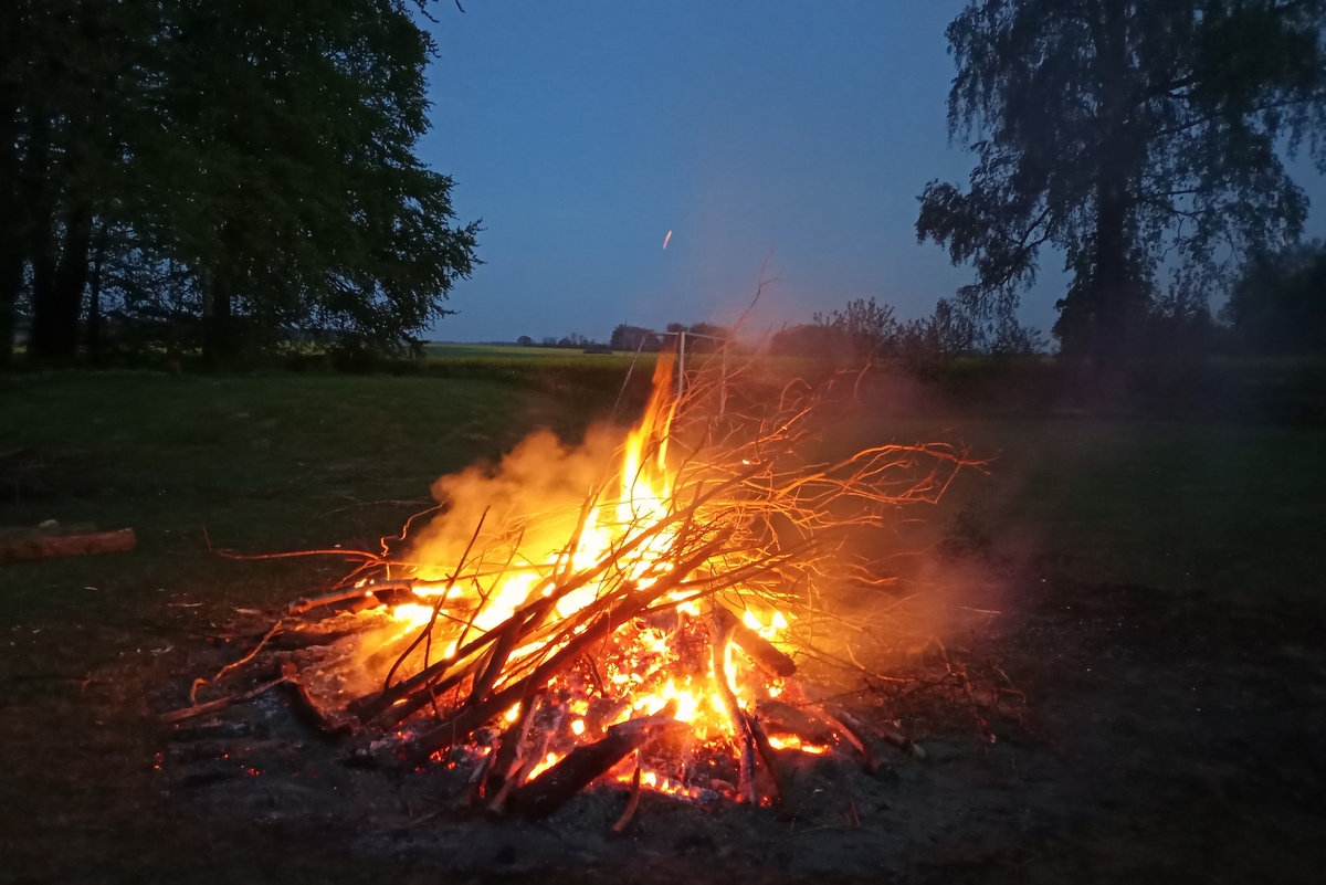 Maifeuer 2024 mit Abendhimmel