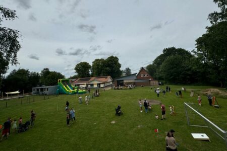 Blick auf den Sportplatz