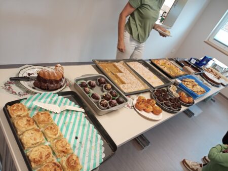 Kuchenbüffet im DGH