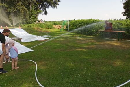 Werner mit dem Wasserstrahl zum Umkippen bringen